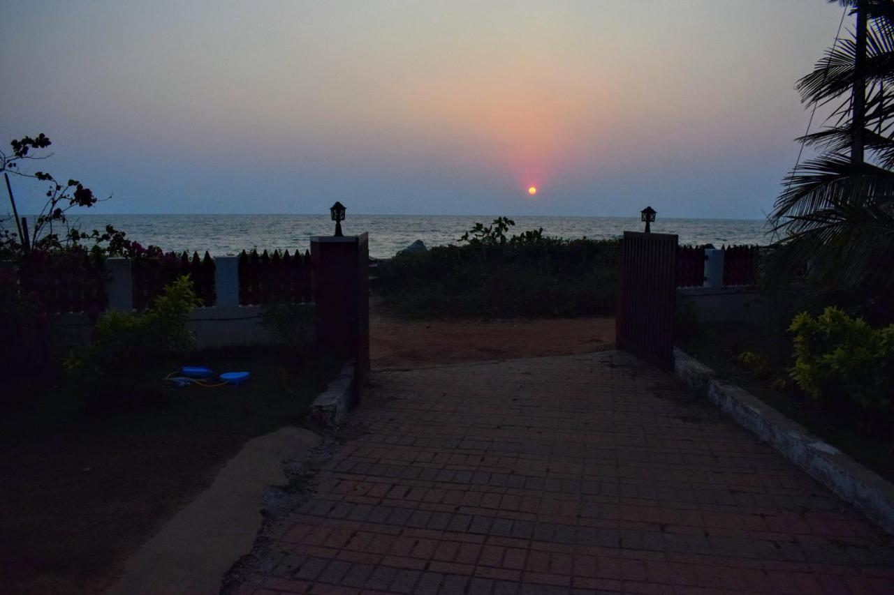 Club 7 Beach Resort Kannur Bagian luar foto